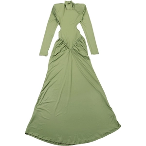 Détail de la robe longue vert sauge à manches longues avec découpes et jupe drapée