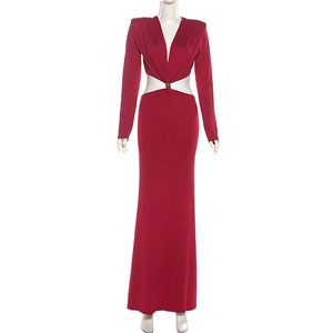 Détail d'une robe longue rouge avec des découpes à la taille et un anneau métallique