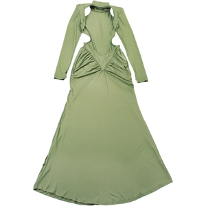Vue détaillée de la robe maxi vert olive avec découpes à la taille et maille plissée