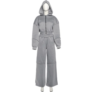 Detail eines grauen Jogginganzugs mit Kapuzenpullover und weitem Bein für Damen im Set