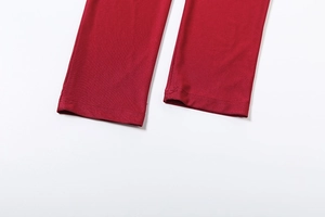 Vue macro montrant les coutures de haute qualité et le tissu lisse de la pièce rouge