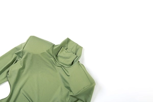 Détail de la robe verte à col roulé avec épaulettes et texture de maille côtelée
