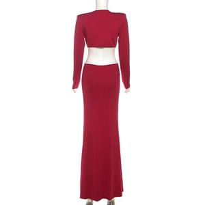 Détail d'un ensemble crop top rouge à manches longues et jupe longue moulante sur mannequin