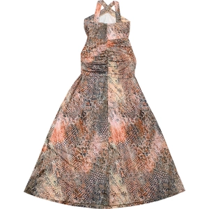 Dettaglio di un abito lungo con stampa serpente, scollatura all'americana incrociata e chiffon