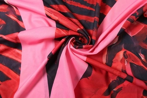 Gros plan du tissu imprimé abstrait montrant des motifs roses et bruns sur la robe