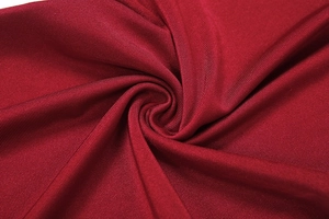Macro de maille côtelée rouge foncé avec finition soyeuse et drapé fluide du tissu