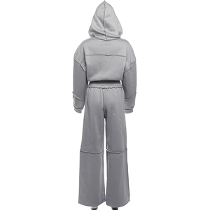 Detailansicht der Rückseite des grauen Zweiteilers mit Kapuzenpullover und weiter Hose