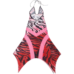 Détail de l'imprimé zèbre rose et rouge sur une robe d'été à ourlet mouchoir légère