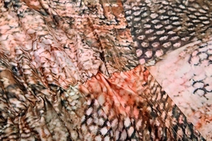 Dettaglio del tessuto con stampa a serpente caratterizzato da eleganti texture arricciate