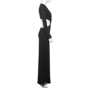 Détail de la découpe à la taille avec anneau doré sur une robe longue noire
