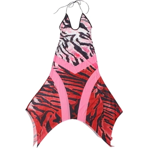 Détail de robe dos nu à col licou avec imprimé zébré rouge et ourlet mouchoir asymétrique