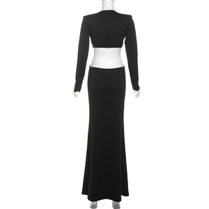 Détail du design découpé élégant dans le dos de la robe longue moulante noire