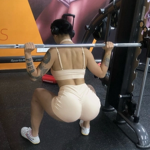 Détail du short froncé à taille haute et du soutien-gorge de sport dos nu beige clair