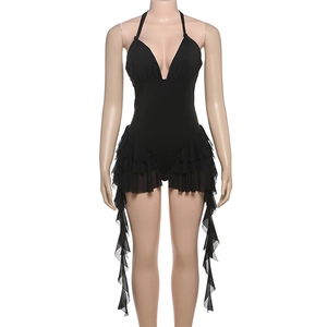 Détail d'un body noir à col licou avec des bords en tulle à plusieurs couches de volants