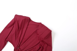 Gros plan détaillé du tissu plissé rouge foncé avec texture douce et extensible