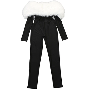 Détail d'une combinaison noire à manches longues avec col en fausse fourrure blanche chic