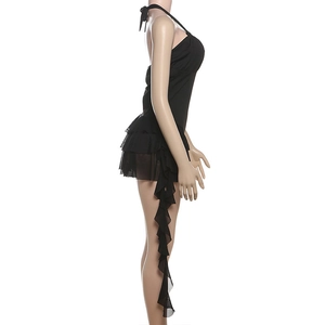 Détail d'un body dos nu noir avec des volants en mousseline multicouches et drapés