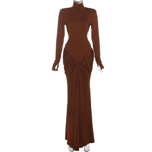 Détail de la taille ajourée et des plis en V sur une robe longue marron