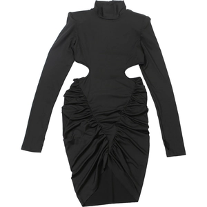 Détails de robe noire à manches longues avec découpes à la taille et fronces de côté