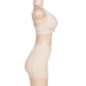 Détail du short de yoga taille haute avec poches latérales et tissu élastique stretch