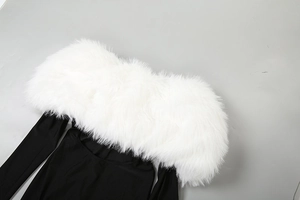 Détail du col en fausse fourrure blanche et du tissu de la combinaison noire à manches