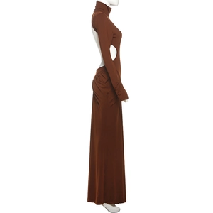 Détail de côté de la robe longue marron foncé avec dos nu et découpes à la taille