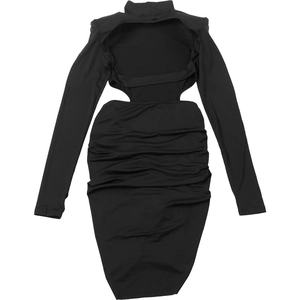 Détail de la coupe dos nu et de la texture froncée sur cette robe courte noire
