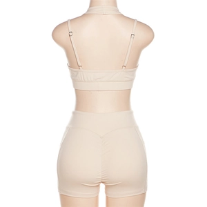 Vue arrière d'un ensemble de yoga beige montrant la couture sculptante du short