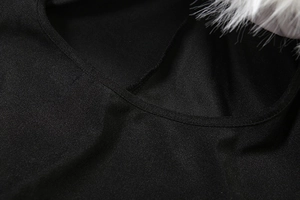 Détail de l'encolure de la combinaison noire à manches longues avec plumes blanches