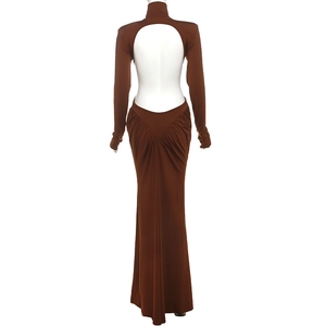 Détail du dos de la robe marron avec découpe ovale et drapé plissé sur les hanches