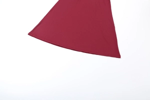 Détail de l'ourlet d'une robe en tricot bordeaux avec coutures de qualité et tissu doux