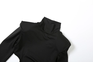 Détail du col montant et de la structure des épaules sur une robe noire ajustée