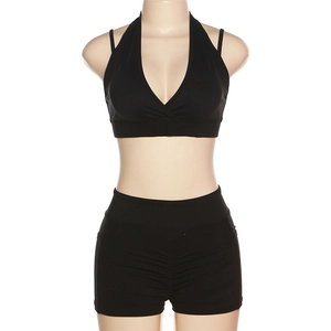 Détail de la brassière licou à col en V et du short de yoga froncé noir ensemble