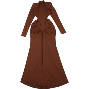Détail de la robe longue marron chocolat à col montant avec découpes et taille plissée