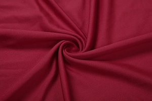 Détail macro du tissu rouge vin montrant la texture lisse et le tissage haute densité