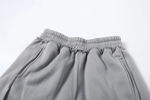 Detailansicht des elastischen Bundes und der Taschen an der grauen Strickhose