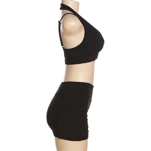Vue latérale d'un ensemble short de yoga taille haute noir et haut licou sur mannequin