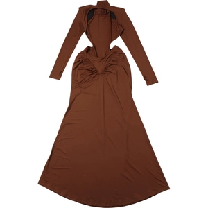 Détail d'une robe marron dos nu avec col montant et découpes latérales, coupe ajustée