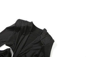 Détail des plis élégants du col en V et du tissu froncé sur cette robe courte noire chic