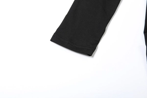 Gros plan détaillé d'un poignet de manche noire avec couture plate à double aiguille