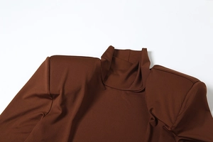 Détail de la robe marron à col montant avec épaulettes et texture de tissu haut de gamme