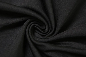 Vue détaillée de la texture douce et de la finition brillante du tissu tricoté noir
