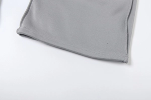 Detailansicht der Doppelsaumnaht und Stofftextur der hellgrauen Strickhose für Damen