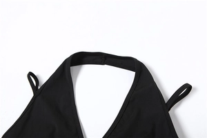 Vue détaillée du col licou et du décolleté en V sur cet ensemble de fitness noir