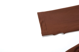 Détail du poignet marron foncé avec trou pour le pouce et double surpiqûre