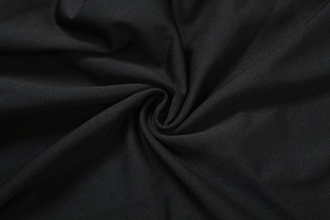 Gros plan sur un tissu synthétique noir montrant une texture fine et des plis