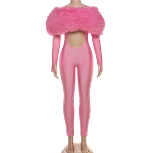 Détail du body rose fuchsia avec col en fausse fourrure et découpe à la taille