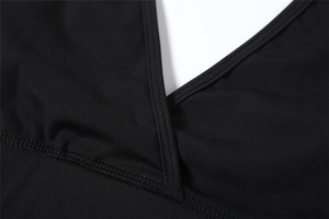 Détail macro du col en V sans couture sur un débardeur de yoga en maille noire
