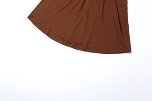 Détail de l'ourlet d'une robe en maille café avec couture professionnelle à double aiguille