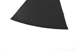 Détail de l'ourlet à double surpiqûre sur la robe noire avec texture de tissu mat